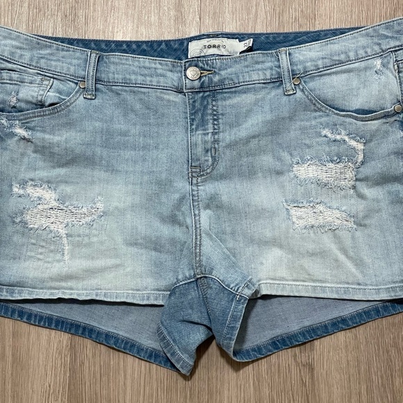 Torrid Skinny Short Light Wash Distressed Size 22 - Picture 6 of 9
